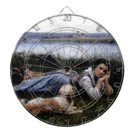 Reverie (Mädchen, die mit ihrem Hund auf der Gras  Dartscheibe