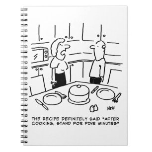 Rezeptanleitung zum Kochen in einer Küche befolgt Notizblock