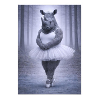 Rhino-Ballerina im nebligen Wald Fotodruck
