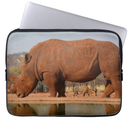 Rhino mit Schlamm auf dem Foto Laptopschutzhülle