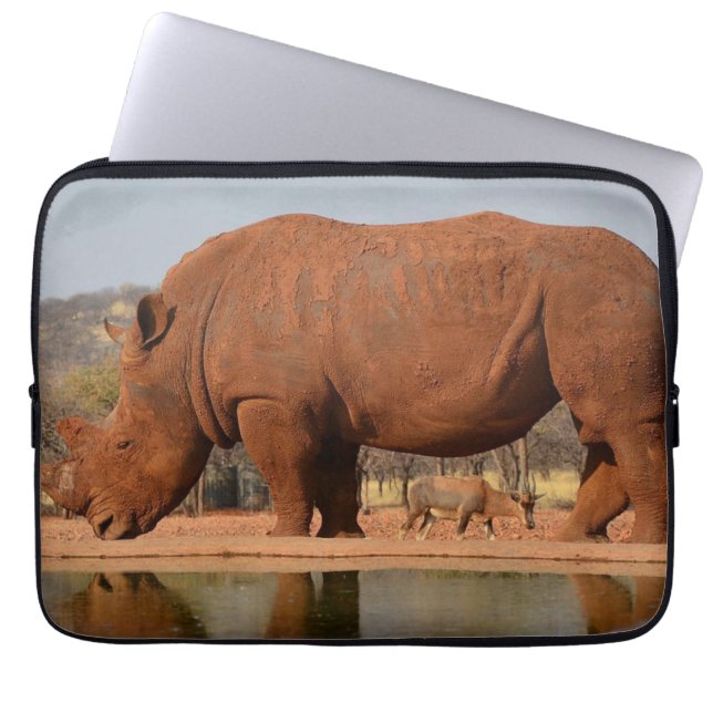 Rhino mit Schlamm auf dem Foto Laptopschutzhülle (Vorderseite)