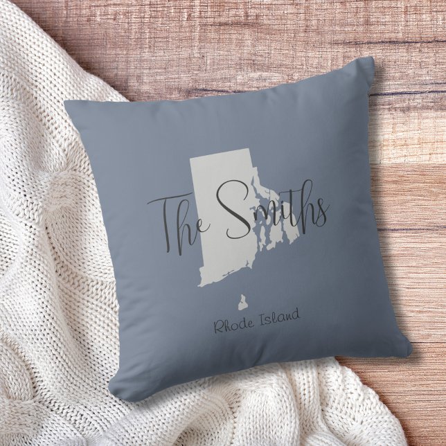 Rhode Island Kontur Throw Kissen (Show pride for your state and personalize it!  "love makes this house a home in <your state>")