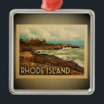 Rhode Island Ornament Vintage Aus Metall<br><div class="desc">Ein cooler Vintager Stil Rhode Island Ziergegend mit einer Küstenlandschaft mit atlantischem Ozean und landschaftlichem felsigem Ufer von Rhode Island. Dank Barbara Ecksteins Foto als Basis: http://bit.ly/1tRrSS6</div>