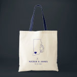 Rhode Island Wedding Welcome Bag Map Taschen, Navy Tragetasche<br><div class="desc">Begrüßungsgeschenktasche mit Kartengrafik. Ihre Gäste werden in ihrem Hotel einchecken und diese Tasche mit den Leckereien,  die sie erwarten,  finden. Sie können das Herz mit der Funktion "Weiter anpassen" an den Ort Ihres großen Tages positionieren.</div>