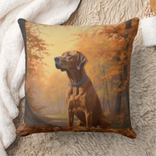 Rhodesian Ridgeback im Herbstlaubfall inspiriert Kissen