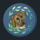 Rhodesian Ridgeback mit Wasserfarbe Magnet<br><div class="desc">Das ist ein Aquarellbild eines Rhodesier Ridgeback Hundes. Sie hat einen grünen Kranz um ihr Gesicht.</div>