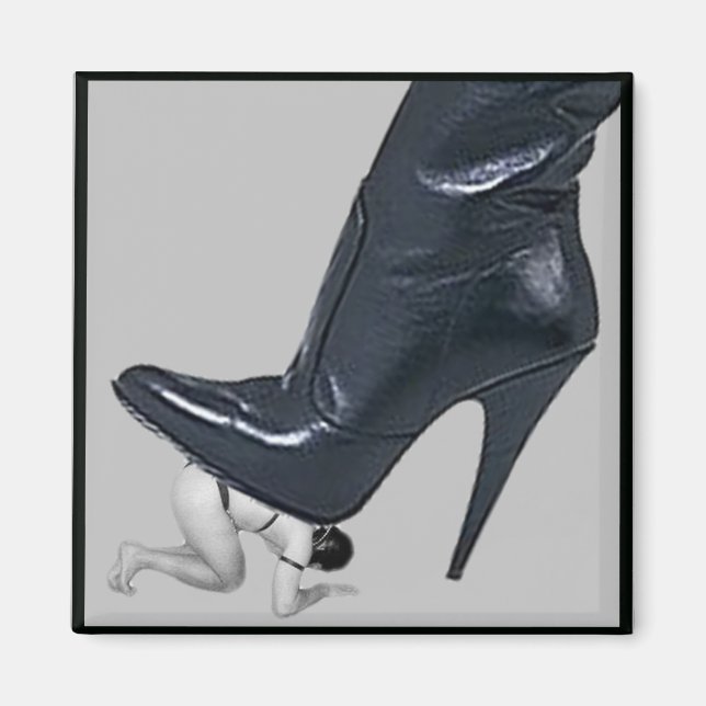 Riant Stiletto Boot Stepping auf einem Sklaven Magnet (Vorne)