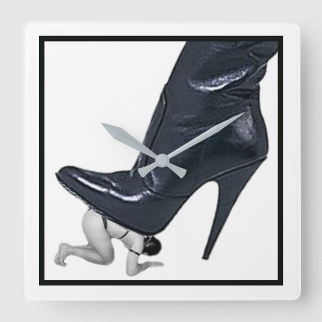 Riant Stiletto Boot Stepping auf einem Sklaven Quadratische Wanduhr (Vorderseite)