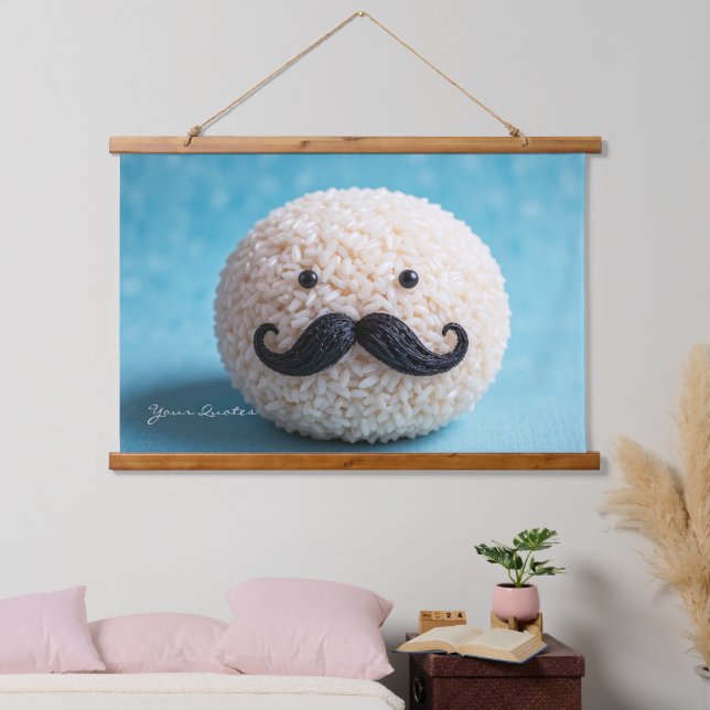 Rice Ball with Mustache Wandteppich Mit Holzrahmen (Schlafzimmer)