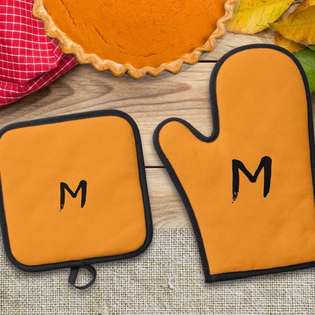 Rich Pumpkin Yellow Mit Monogramm Ofenhandschuh & Topflappen-Set (An oven glove and matching pot holder in pumpkin yellow, personalized with a monogram initial)