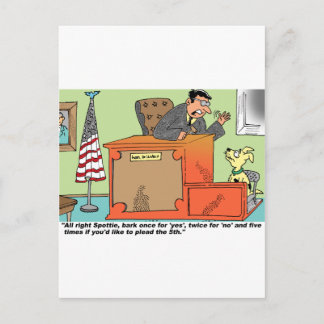 Richterin spricht mit Hund auf Zeugenstand Postkarte