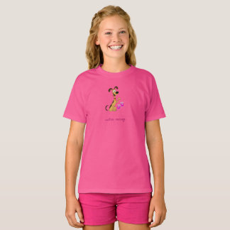 Rico der Hund hält süße rosa Babyschuhe T-Shirt