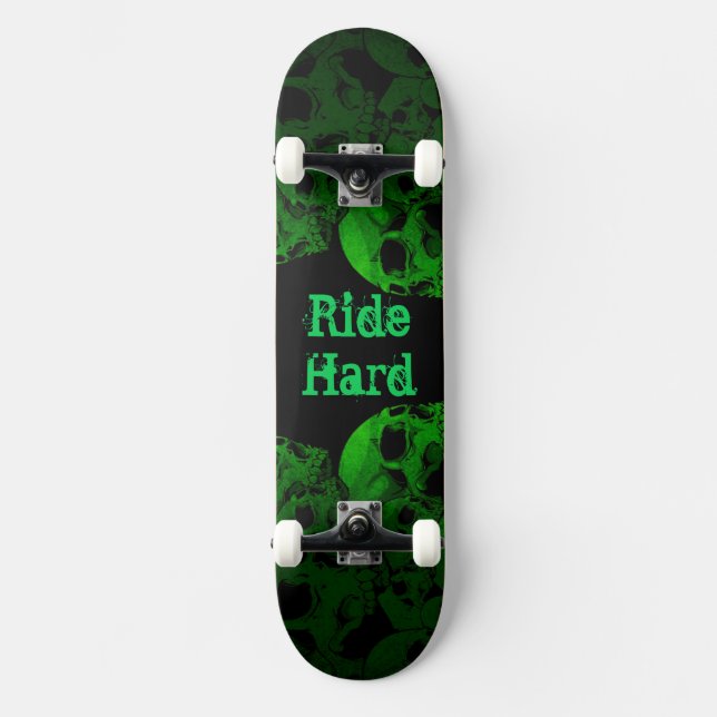 Ride Hard Green Skulls Skateboard (Vorderseite)