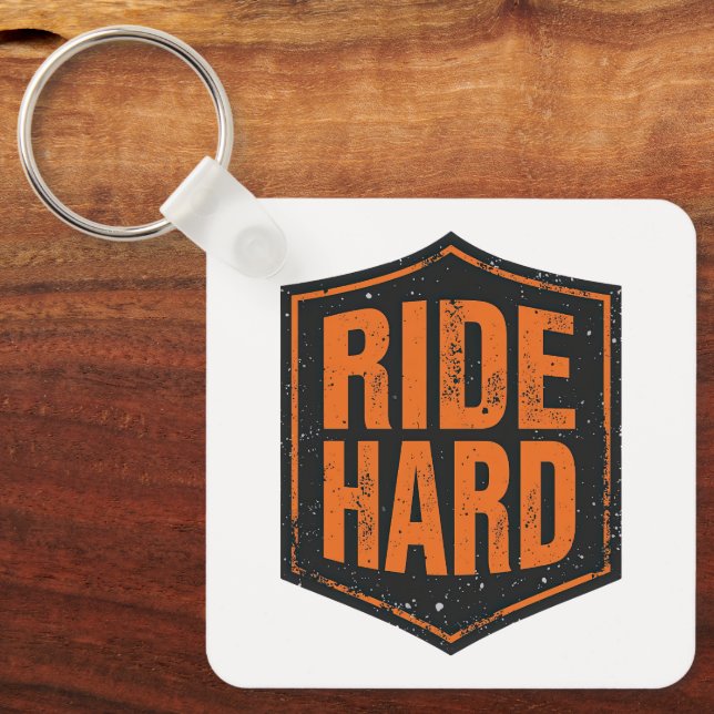 "Ride Hard" rustikales Biker-Emblem Schlüsselanhänger (Vorderseite)