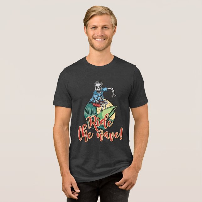 Ride the Wave – Retro Surf Skeleton Tee (Vorderseite voll)