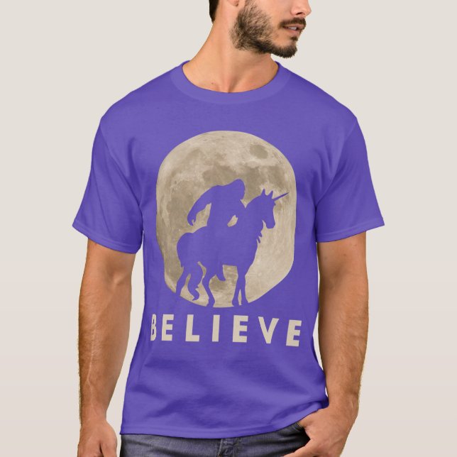 Riding a Unicorn Against a Full Moon T-Shirt (Vorderseite)