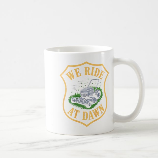 Riding Lawn Mower We Ride At Dawn Funny Lawn Mowin Kaffeetasse (Rechts)