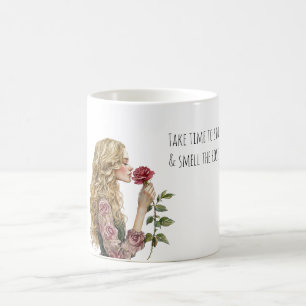 Rieche an den Rosen Blondes Mädchen Kaffeetasse