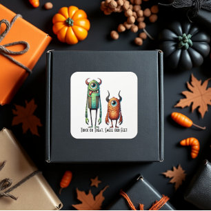 Riechen Sie unsere Monster-Buddies nach Maß Quadratischer Aufkleber