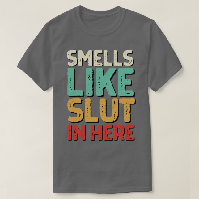 Riecht wie hier Offensiver erwachsener Humor 2 T-Shirt (Design vorne)