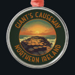 Riesenkauseweg Irland Retro Distressed Circle Ornament Aus Metall<br><div class="desc">Giant's Causeway im Stil der Vektorkunst. Der Riesen-Kauseway besteht aus über 40.000 miteinander verbundenen Basaltsäulen,  die aus Lava gebildet wurden,  die sich abkühlt und kontraktiert,  wodurch regelmäßige Belastungsmuster und Risse entstehen.</div>