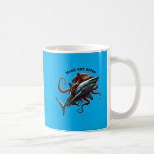 Riesenkraken, die einen riesigen, großen, weißen H Kaffeetasse