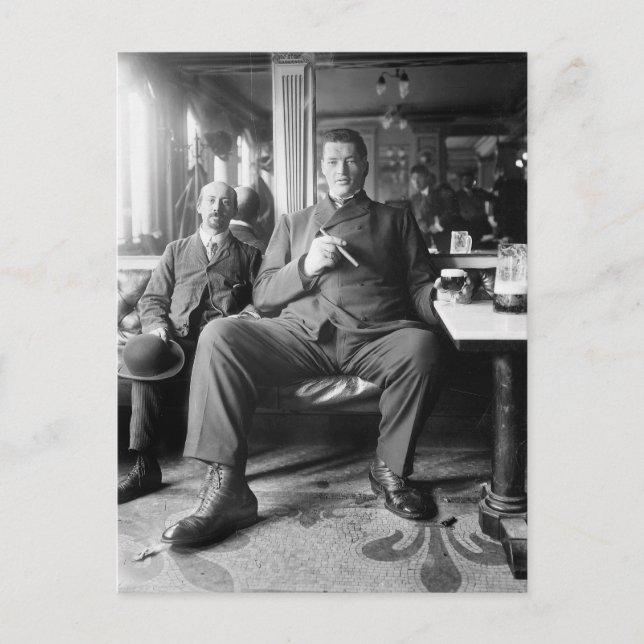 Riesenmann trinkt ein Bier, 1910 Postkarte (Vorderseite)