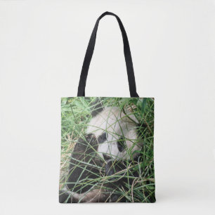 Riesenpanda versteckt sich im Gras