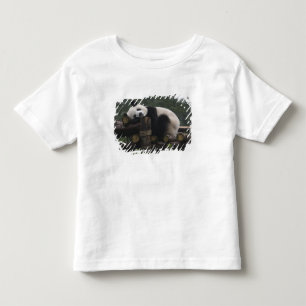 Riesenpandas beim Schutz des Riesenpanda Kleinkind T-shirt