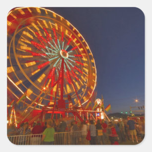 Riesenrad in der Dämmerung im Nordwesten Montanas Quadratischer Aufkleber