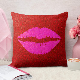 Riesenrosa Lippen auf rotem Glitzer-Hintergrund Kissen