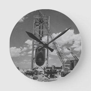 Riesige Atombombe in Position gebracht für Runde Wanduhr