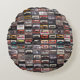 Riesige Sammlung von Audiokassetten. Retro-Musik Rundes Kissen