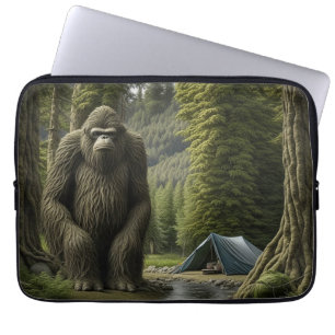 Riesiger Bigfoot sitzt neben dem Zelt im Wald Laptopschutzhülle