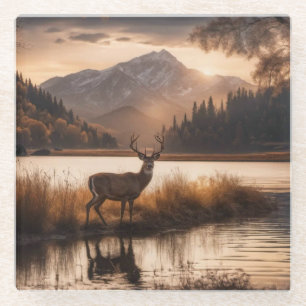 Riesiger Hirsch mit Geweih am Bergsee Glasuntersetzer