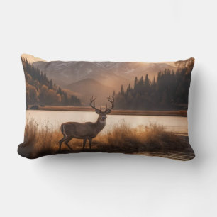 Riesiger Hirsch mit Geweih am Bergsee Lendenkissen