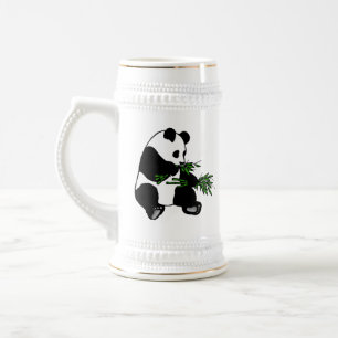 Riesiger Panda isst Bambus Bierglas