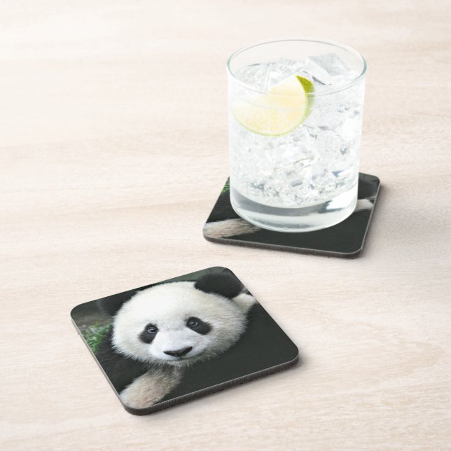 Riesiger Panda zwischen grünem Gras Untersetzer (Rechte Seite)