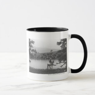 Rinder an einem Teich mit zwei Cowboys. Tasse