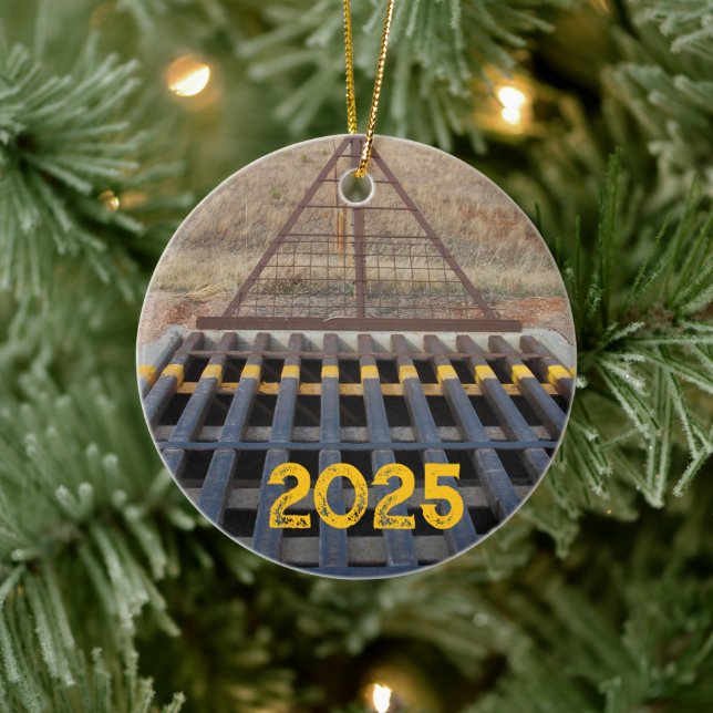 Rinder graten über die Schotterstraße. Wyoming, We Keramik Ornament (Baum)