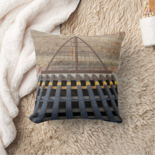 Rinder graten über die Schotterstraße. Wyoming, We Kissen