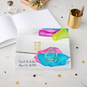 Ringe auf Regenbogen-Rosenblütenblatt mit Bibel Gästebuch