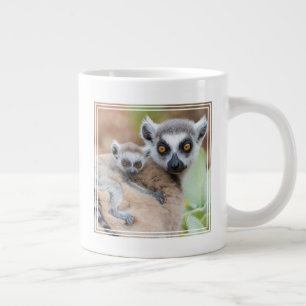 Ringelschwanzmaki-Baby auf dem Rücken seiner Mutte Jumbo-Tasse
