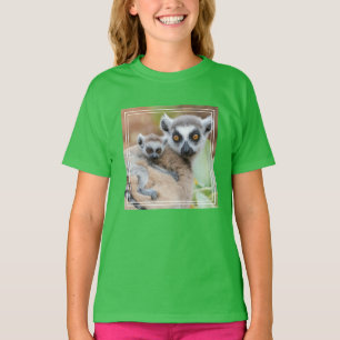 Ringelschwanzmaki-Baby auf dem Rücken seiner Mutte T-Shirt