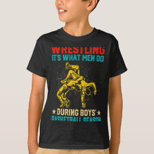 Ringen ist was Männer während Jungenbasketball tun T-Shirt