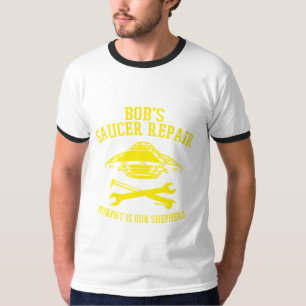 Ringer-Hemd mit dem Saucer-Repair-Logo des gelben T-Shirt