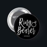 Ringträger | Script Style Blk Custom Wedding Button<br><div class="desc">Mit diesem individuelle Name-Button fühlen sich Ihre Ringträger besonders wohl. Es enthält die Worte "Ringbearer" in einem eleganten Text im Skriptstil. Darunter ist ein Platz für seinen Namen oder seine Initialen.</div>