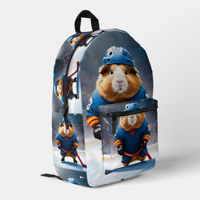 "Rink Rookie: Das Eishockey-Guinea-Schwein" Bedruckter Rucksack (Rückseitige Ecke links)