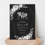 Rip 20s Tod meines 30. Geburtstags-Party Einladung<br><div class="desc">Feiern Sie Ihren Geburtstag mit dieser stilvollen Einladung,  mit gotischen schwarz-weißen Blumen,  särtchenförmigen Rahmen,  Retrotypografie und persönlichen Details Ihrer Wahl. Fügen Sie einfach Ihre eigenen Daten hinzu,  indem Sie auf die Option "Personalisieren" klicken.</div>