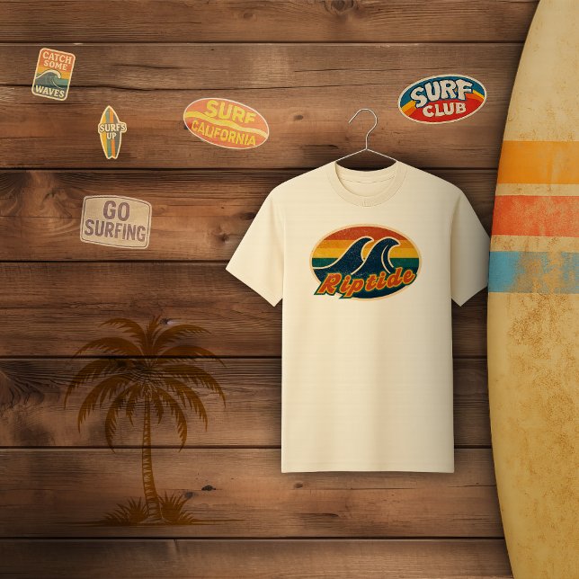 Riptide Vintage Surf Abzeichen T-Shirt (Riptide Tee against Surf shop wall )